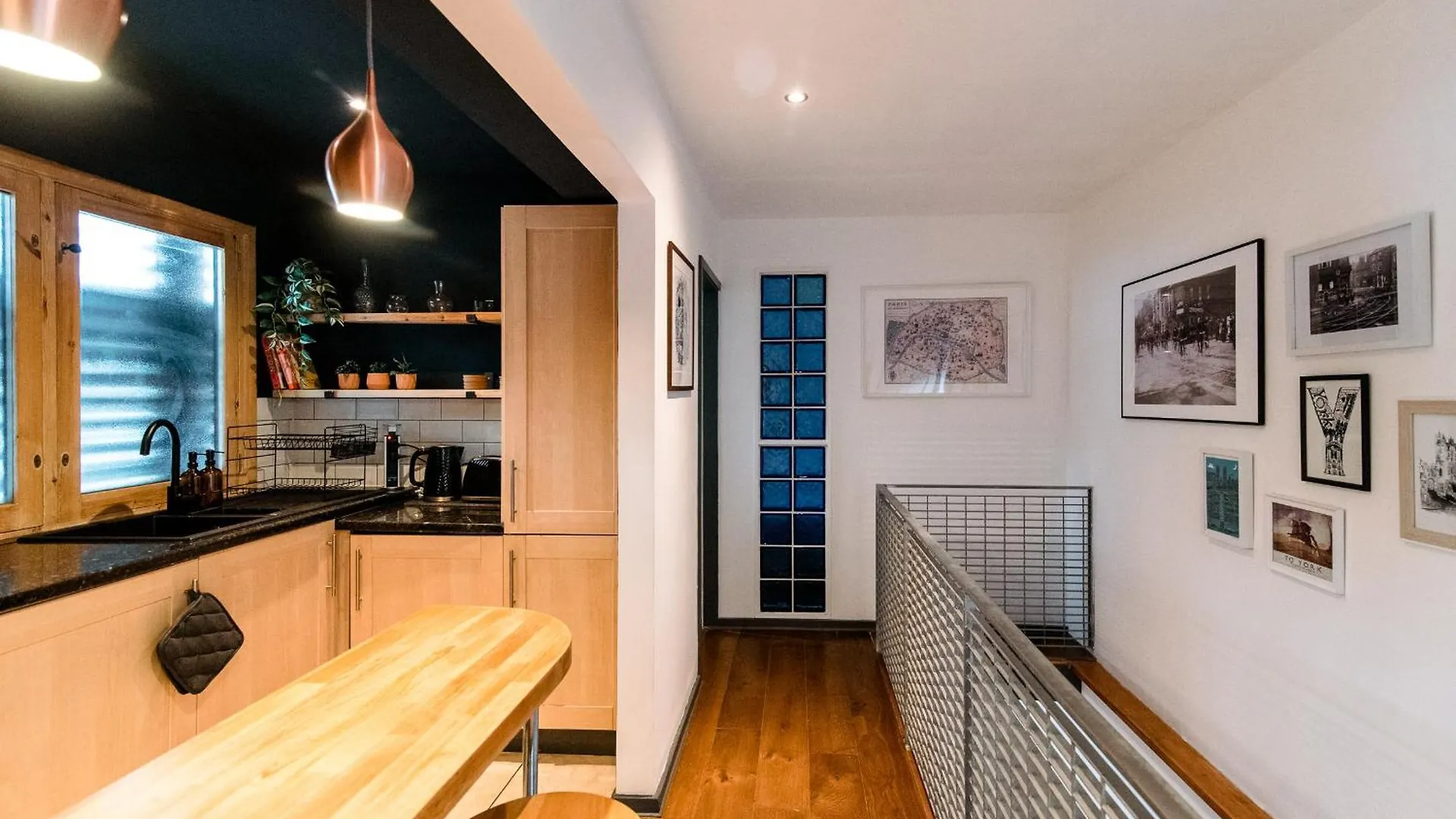 Unique, Stylish And Secluded Home, With Parking In The Heart Of Historic York Apartamento