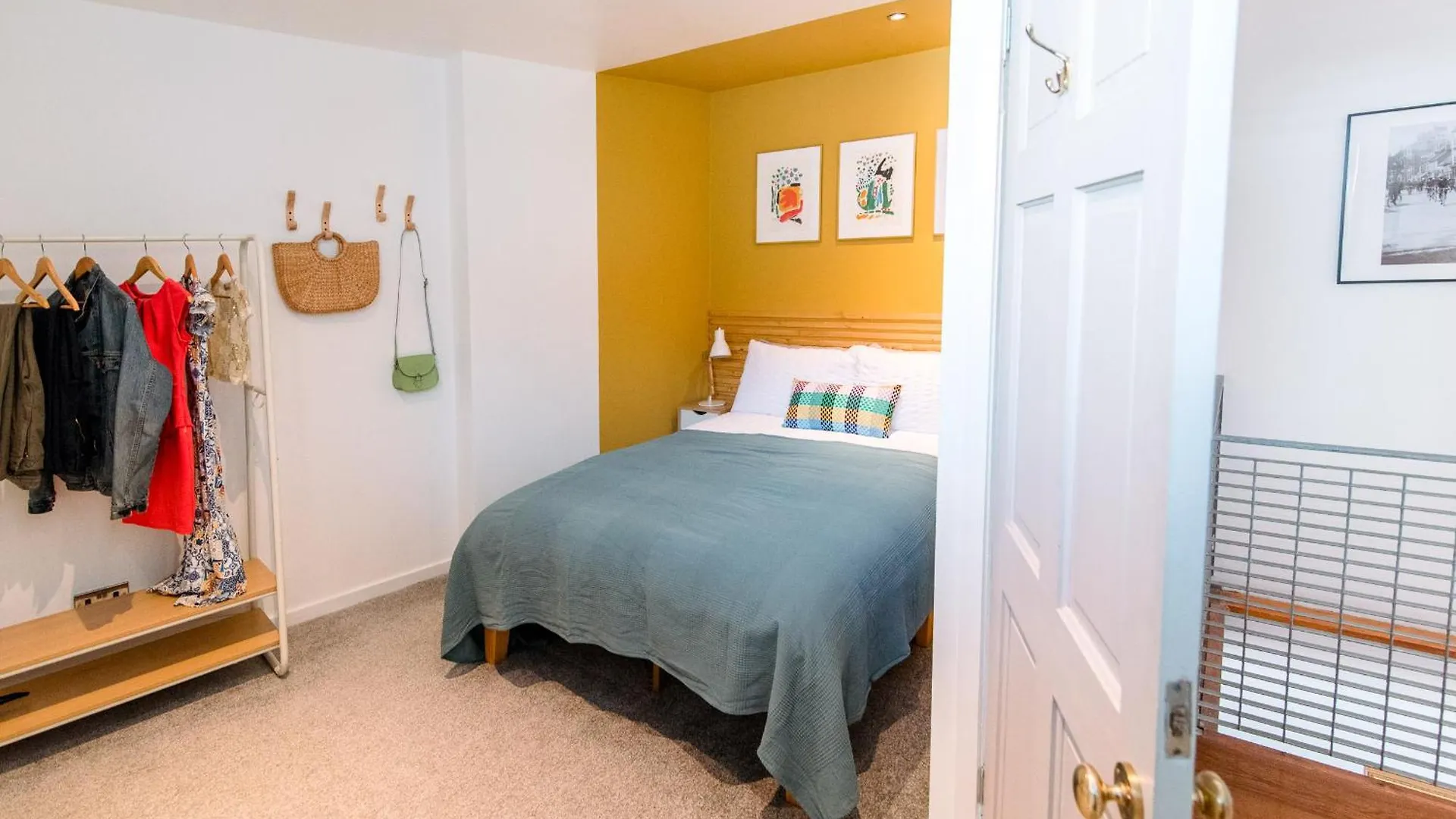 Unique, Stylish And Secluded Home, With Parking In The Heart Of Historic 요크