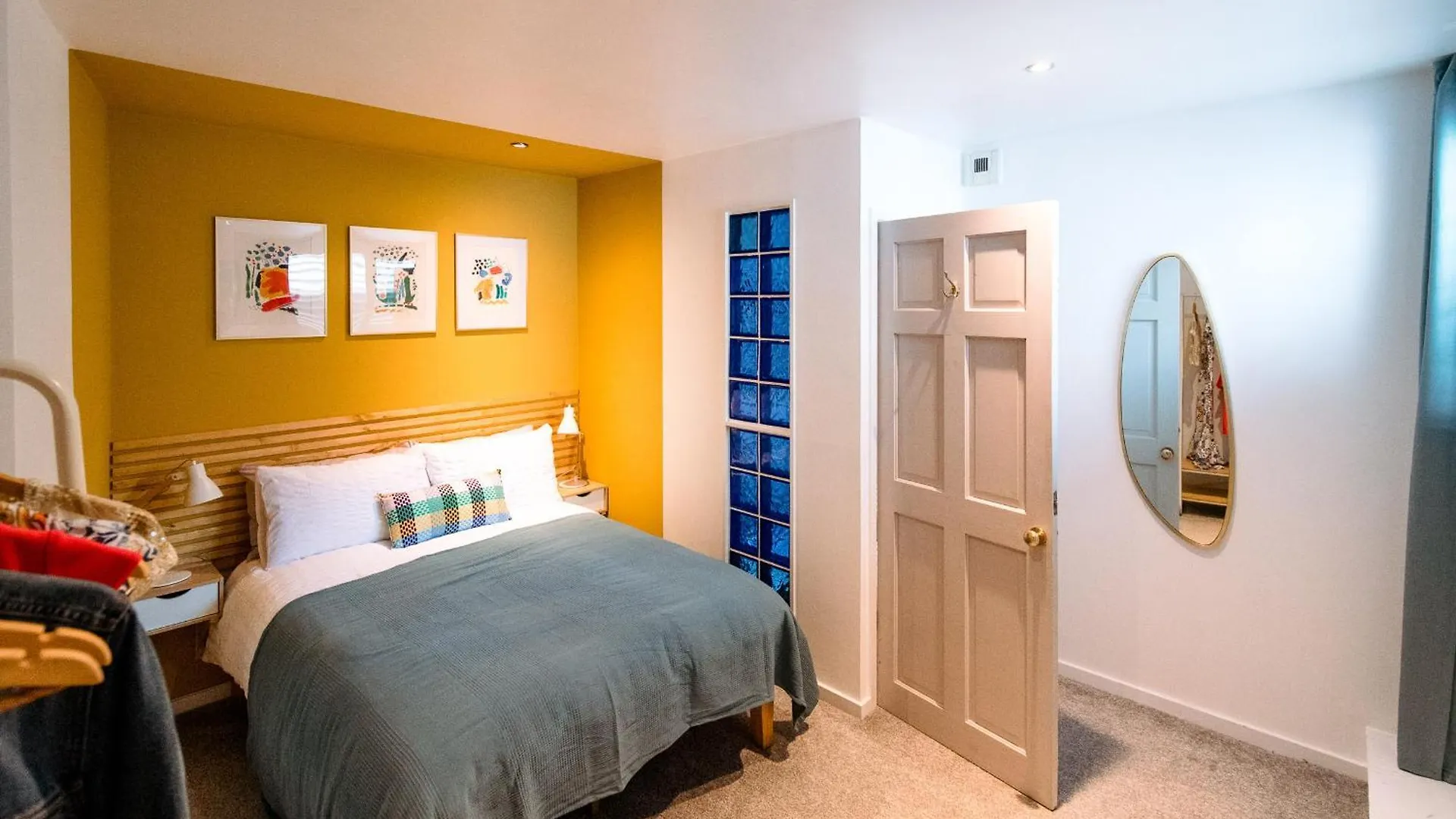 Unique, Stylish And Secluded Home, With Parking In The Heart Of Historic 요크 0*,