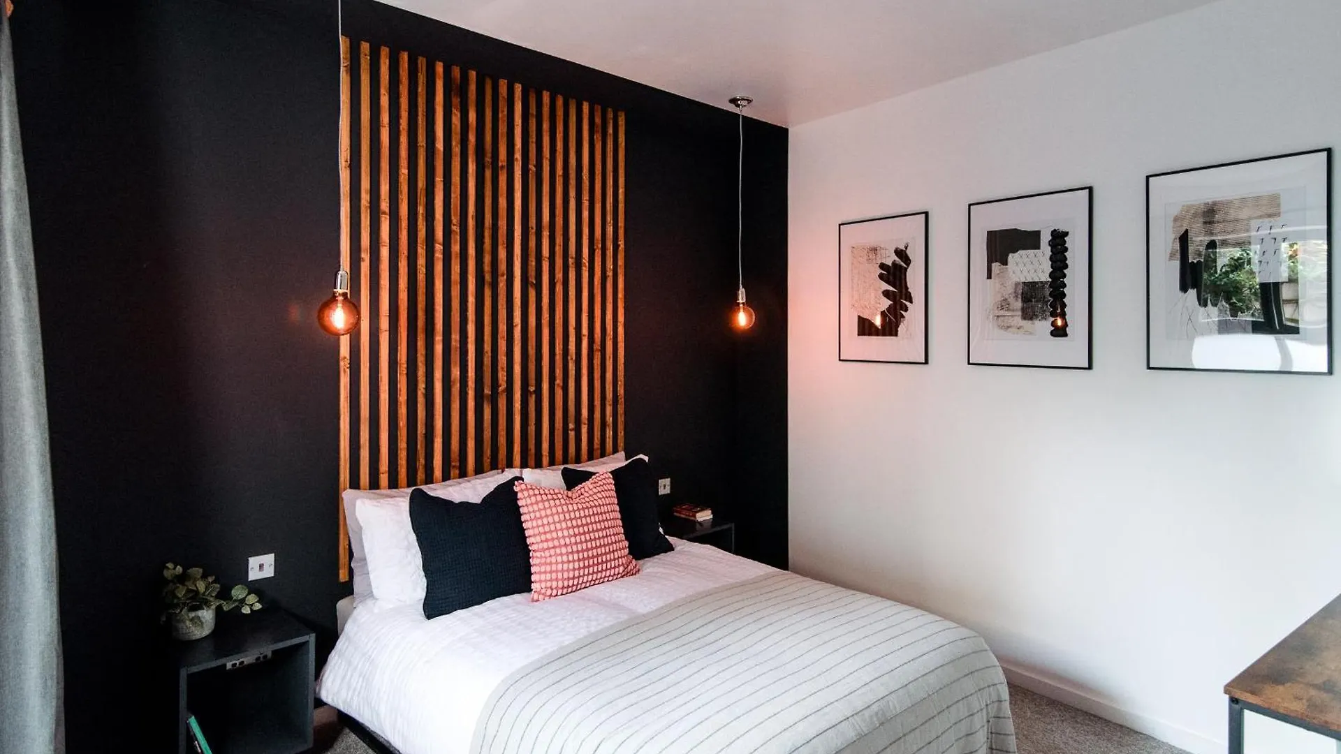 Unique, Stylish And Secluded Home, With Parking In The Heart Of Historic 요크 아파트