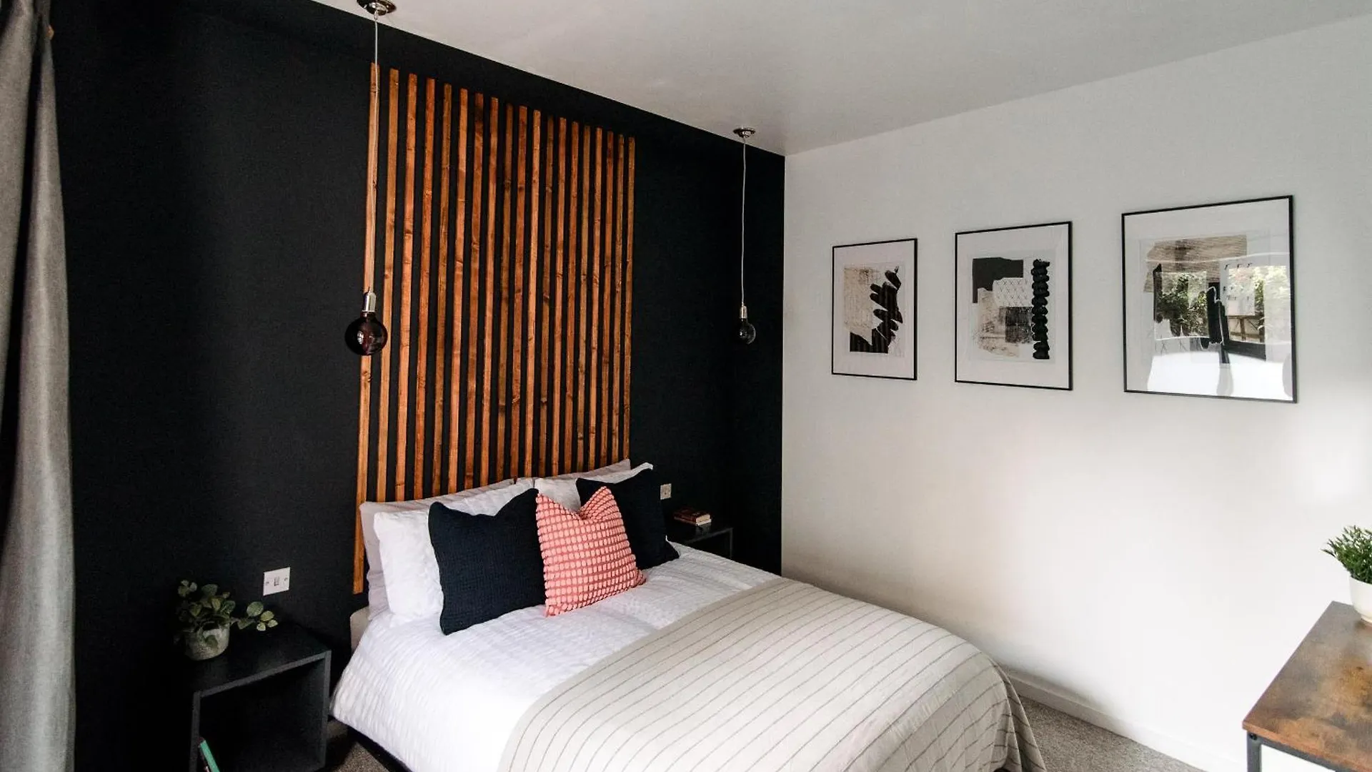 Unique, Stylish And Secluded Home, With Parking In The Heart Of Historic 요크