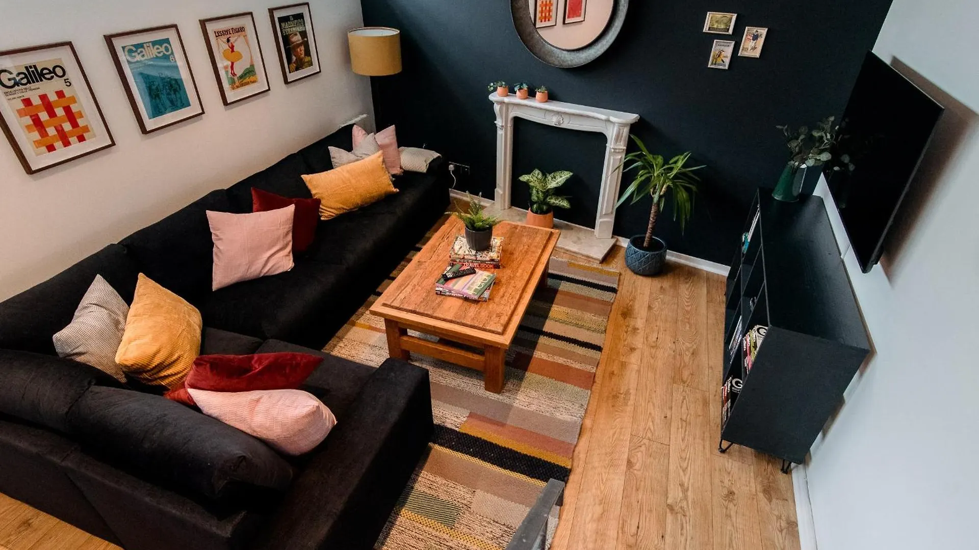 Unique, Stylish And Secluded Home, With Parking In The Heart Of Historic 요크 아파트